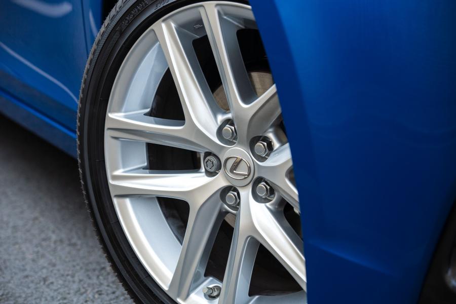 Колеса Lexus CT200h 2017 года  (UK) (фото 18 из 38)